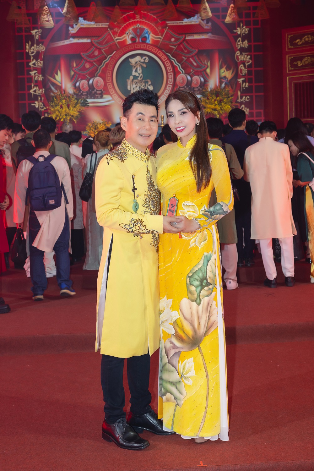 Lý Hương cùng hơn 200 nghệ sĩ diện áo dài dâng hương trong ngày giỗ Tổ ngành sân khấu- Ảnh 7. Lý Hương cùng hơn 200 nghệ sĩ diện áo dài dâng hương trong ngày giỗ Tổ ngành sân khấu- Ảnh 7.