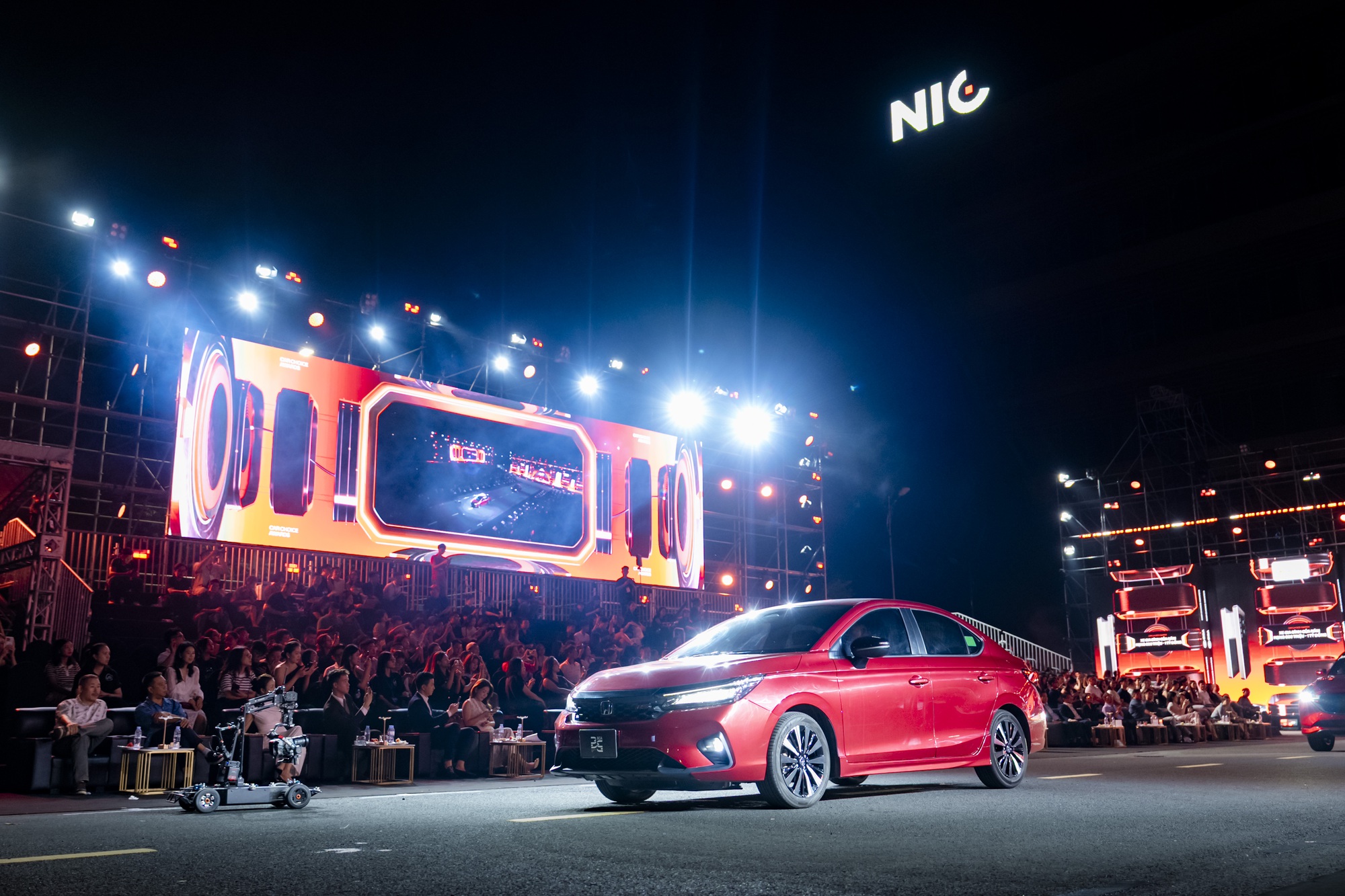 Chùm ảnh và khoảnh khắc mong chờ nhất lúc này tại CCA25: 13 giải, màn carwalk ấn tượng và hơn thế nữa- Ảnh 2.