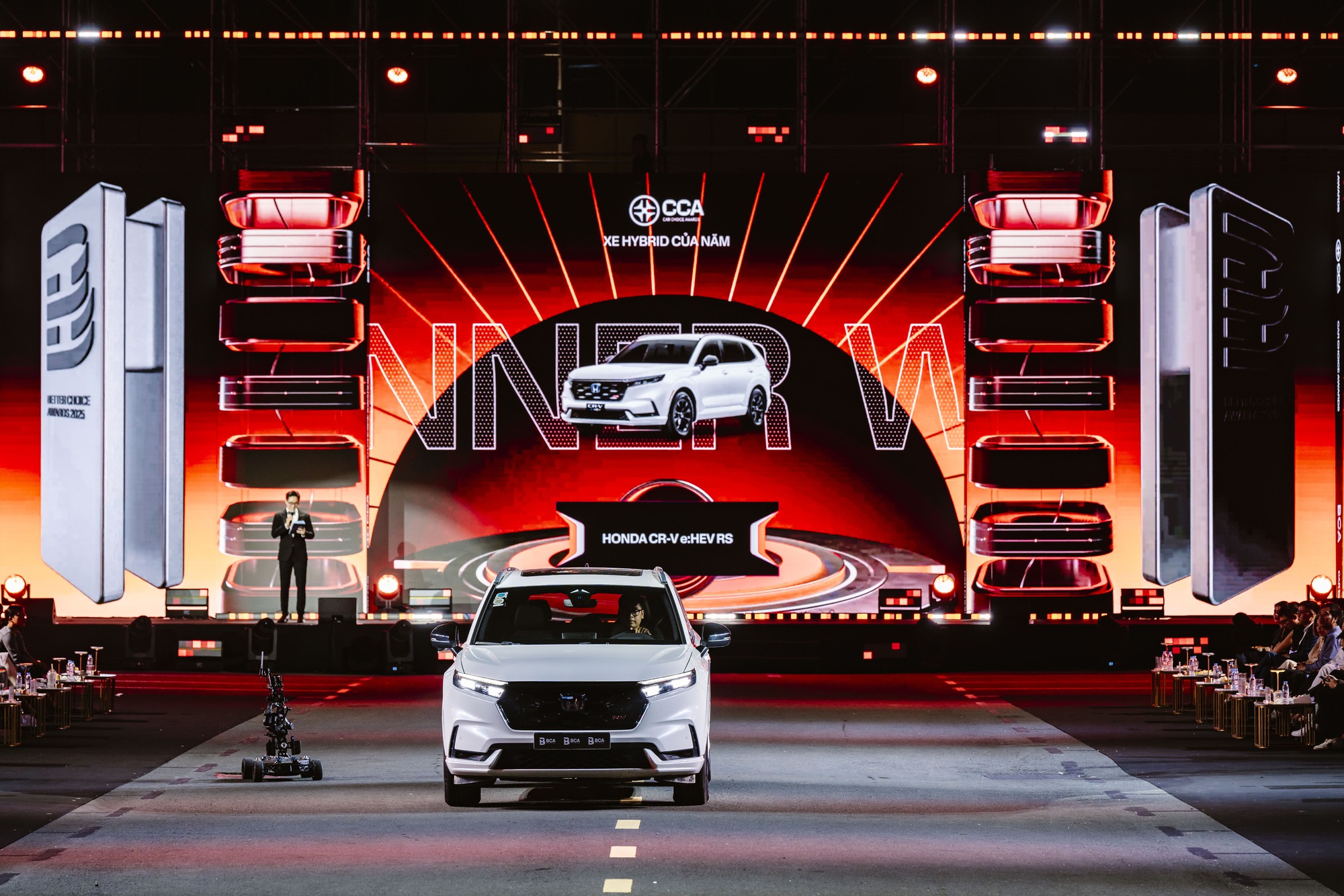 Chùm ảnh và khoảnh khắc mong chờ nhất lúc này tại CCA25: 13 giải, màn carwalk ấn tượng và hơn thế nữa- Ảnh 12.