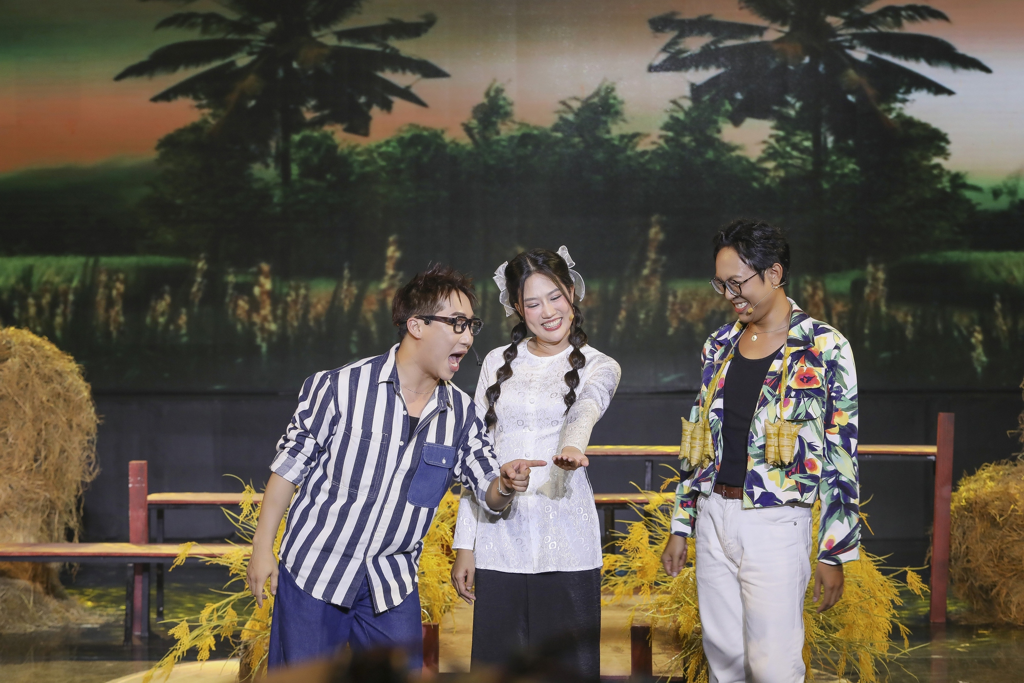 MC Huỳnh Thơ kết hợp vọng cổ, rap trên sân khấu Tình bolero- Ảnh 4. MC Huỳnh Thơ kết hợp vọng cổ, rap trên sân khấu Tình bolero- Ảnh 4.