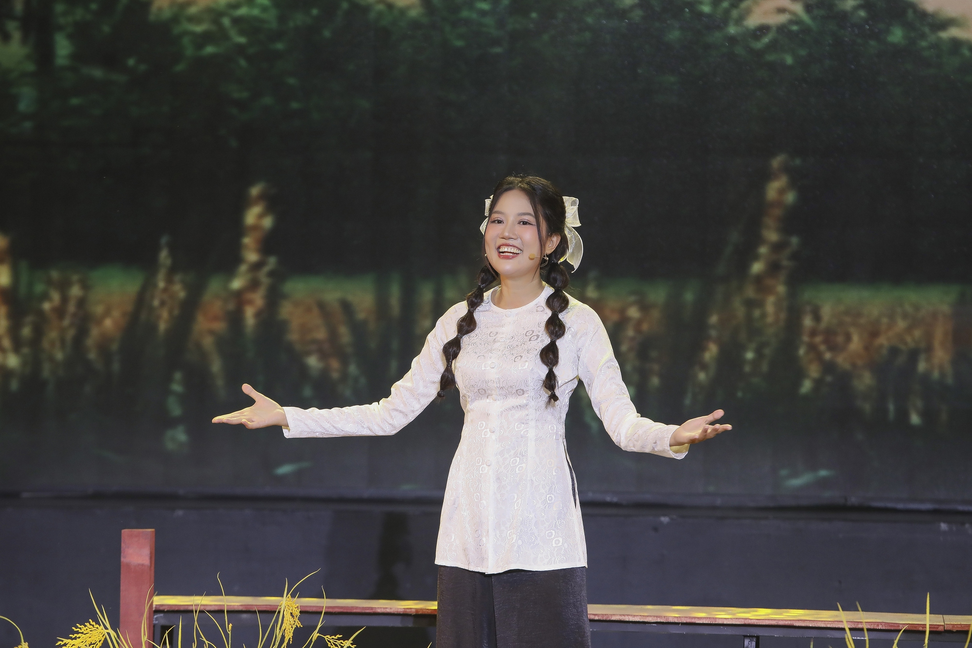 MC Huỳnh Thơ kết hợp vọng cổ, rap trên sân khấu Tình bolero- Ảnh 6. MC Huỳnh Thơ kết hợp vọng cổ, rap trên sân khấu Tình bolero- Ảnh 6.