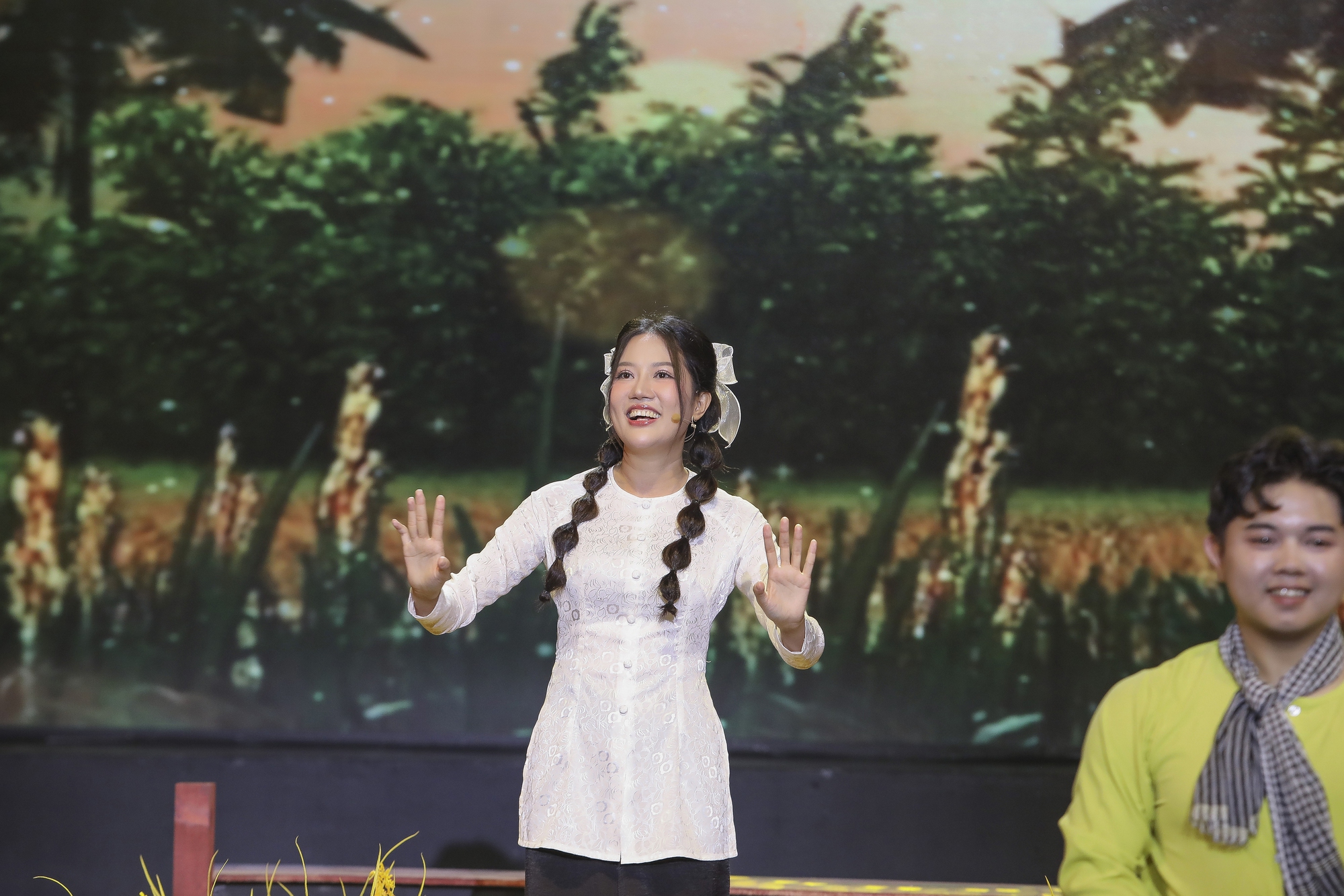 MC Huỳnh Thơ kết hợp vọng cổ, rap trên sân khấu Tình bolero- Ảnh 2. MC Huỳnh Thơ kết hợp vọng cổ, rap trên sân khấu Tình bolero- Ảnh 2.