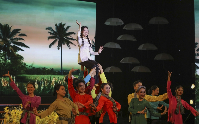 MC Huỳnh Thơ kết hợp vọng cổ, rap trên sân khấu Tình bolero- Ảnh 1. MC Huỳnh Thơ kết hợp vọng cổ, rap trên sân khấu Tình bolero- Ảnh 1.