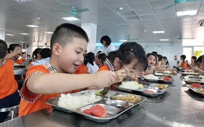 Hà Nội Lập Đoàn Kiểm Tra Đột Xuất Bữa Ăn Bán Trú Học Sinh Sau Ồn Ào Rau 'Phù Phép'- Ảnh 1. Hà Nội Lập Đoàn Kiểm Tra Đột Xuất Bữa Ăn Bán Trú Học Sinh Sau Ồn Ào Rau 'Phù Phép'- Ảnh 1.