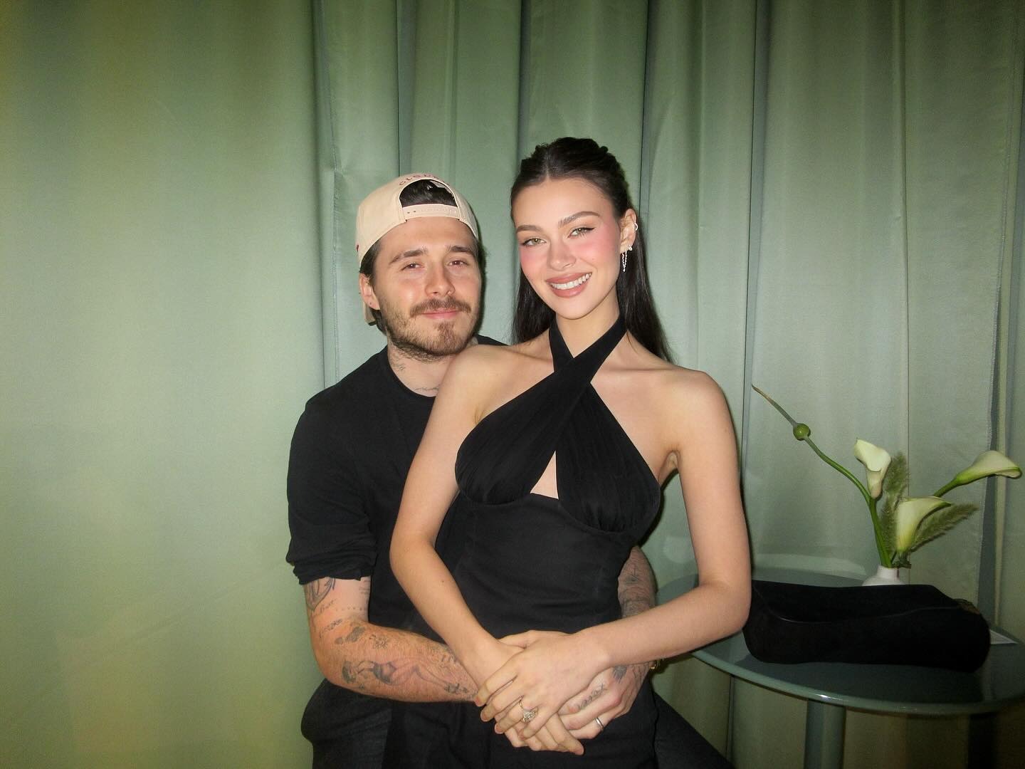 Nhà Beckham kéo nhau đi "trẩy hội" Paris Fashion Week, vợ chồng con cả bất hiếu bị gạt bỏ ê chề- Ảnh 5. Nhà Beckham kéo nhau đi "trẩy hội" Paris Fashion Week, vợ chồng con cả bất hiếu bị gạt bỏ ê chề- Ảnh 5.