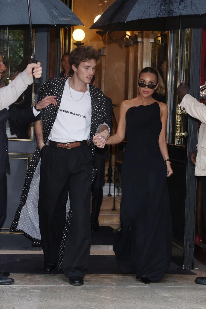 Nhà Beckham kéo nhau đi "trẩy hội" Paris Fashion Week, vợ chồng con cả bất hiếu bị gạt bỏ ê chề- Ảnh 3. Nhà Beckham kéo nhau đi "trẩy hội" Paris Fashion Week, vợ chồng con cả bất hiếu bị gạt bỏ ê chề- Ảnh 3.