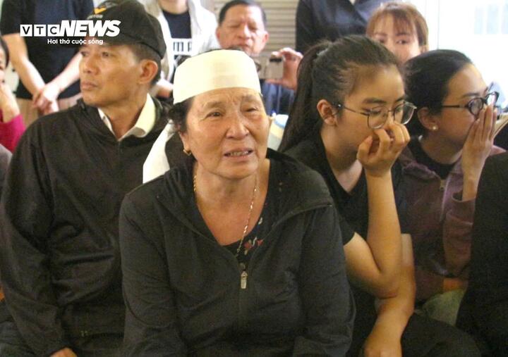 Mẹ Chủ tịch xã ở Đắk Lắk bị ô tô tông chết nghẹn ngào trong tang lễ con trai- Ảnh 1.