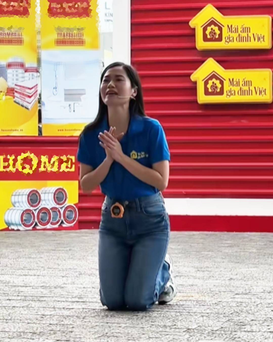 Nữ diễn viên nổi tiếng quỳ gối xin tiền từ thiện cho người nghèo: U40 là mẹ 2 con, xinh đẹp, chồng chiều- Ảnh 3. Nữ diễn viên nổi tiếng quỳ gối xin tiền từ thiện cho người nghèo: U40 là mẹ 2 con, xinh đẹp, chồng chiều- Ảnh 3.
