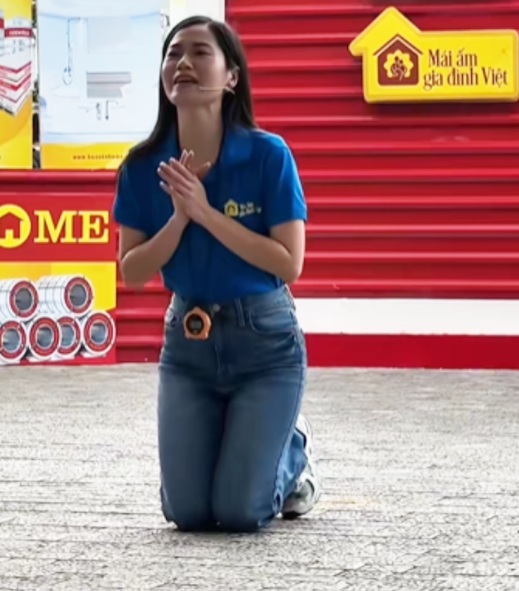 Nữ diễn viên miền Nam nổi đình đám bật khóc, quỳ gối xin tiền từ thiện- Ảnh 2. Nữ diễn viên miền Nam nổi đình đám bật khóc, quỳ gối xin tiền từ thiện- Ảnh 2.