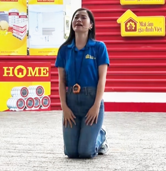Nữ diễn viên miền Nam nổi đình đám bật khóc, quỳ gối xin tiền từ thiện- Ảnh 3. Nữ diễn viên miền Nam nổi đình đám bật khóc, quỳ gối xin tiền từ thiện- Ảnh 3.