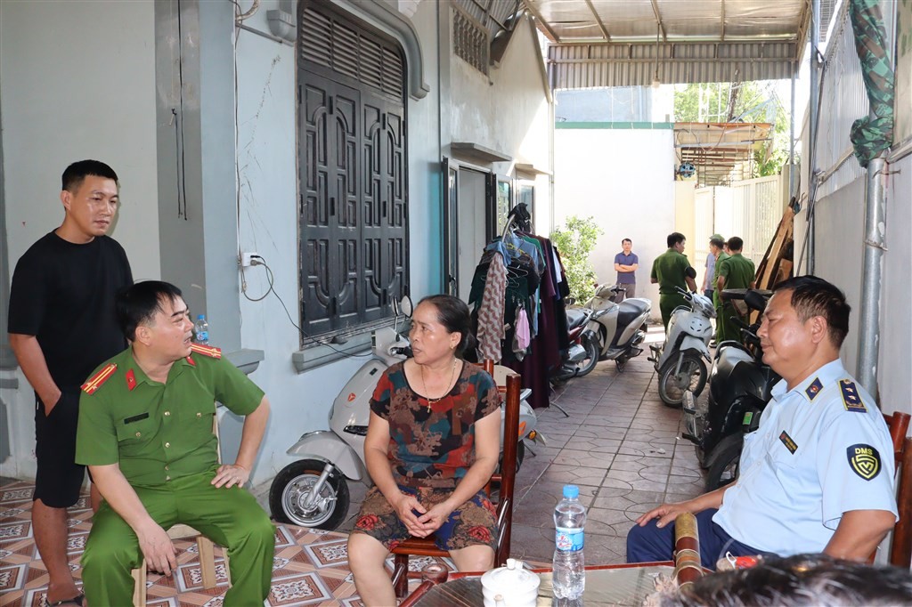 Hãi Hùng Cảnh Mỡ Động Vật Bẩn Chất Đống Dưới Nền Nhà Nhếch Nhác, Chuẩn Bị Chế Biến Tuồn Ra Thị Trường Ở Nghệ An- Ảnh 4. Hãi Hùng Cảnh Mỡ Động Vật Bẩn Chất Đống Dưới Nền Nhà Nhếch Nhác, Chuẩn Bị Chế Biến Tuồn Ra Thị Trường Ở Nghệ An- Ảnh 4.