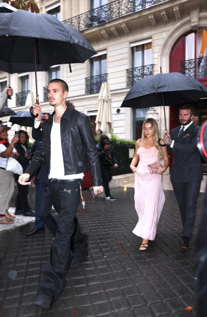 Nhà Beckham kéo nhau đi "trẩy hội" Paris Fashion Week, vợ chồng con cả bất hiếu bị gạt bỏ ê chề- Ảnh 2. Nhà Beckham kéo nhau đi "trẩy hội" Paris Fashion Week, vợ chồng con cả bất hiếu bị gạt bỏ ê chề- Ảnh 2.