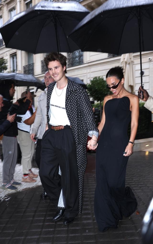 Nhà Beckham kéo nhau đi "trẩy hội" Paris Fashion Week, vợ chồng con cả bất hiếu bị gạt bỏ ê chề- Ảnh 4. Nhà Beckham kéo nhau đi "trẩy hội" Paris Fashion Week, vợ chồng con cả bất hiếu bị gạt bỏ ê chề- Ảnh 4.