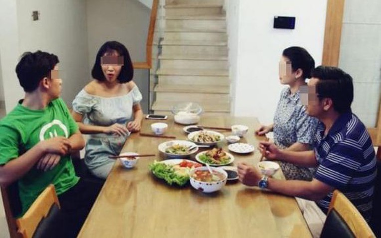 Đưa bạn gái về ra mắt, xem lại camera tôi chỉ muốn độn thổ, vậy mà mẹ lại nằng nặc "cưới nó ngay lập tức"- Ảnh 1.