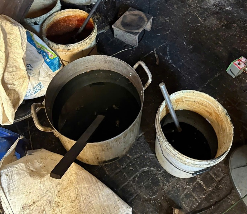 Hãi Hùng Cảnh Mỡ Động Vật Bẩn Chất Đống Dưới Nền Nhà Nhếch Nhác, Chuẩn Bị Chế Biến Tuồn Ra Thị Trường Ở Nghệ An- Ảnh 2. Hãi Hùng Cảnh Mỡ Động Vật Bẩn Chất Đống Dưới Nền Nhà Nhếch Nhác, Chuẩn Bị Chế Biến Tuồn Ra Thị Trường Ở Nghệ An- Ảnh 2.