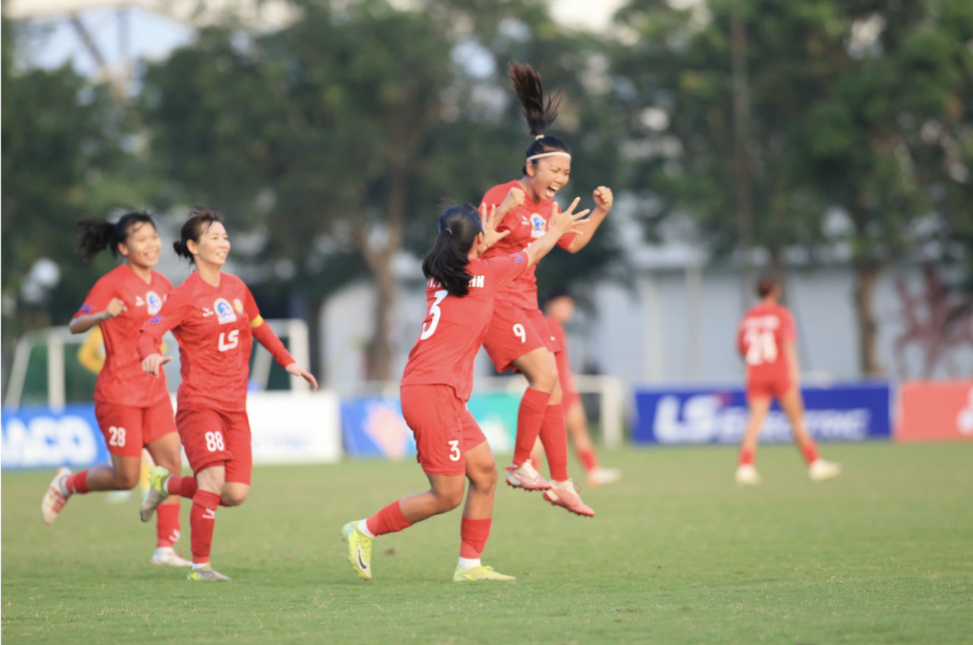 Huỳnh Như và đồng đội tiến gần kỷ lục mới- Ảnh 1. img