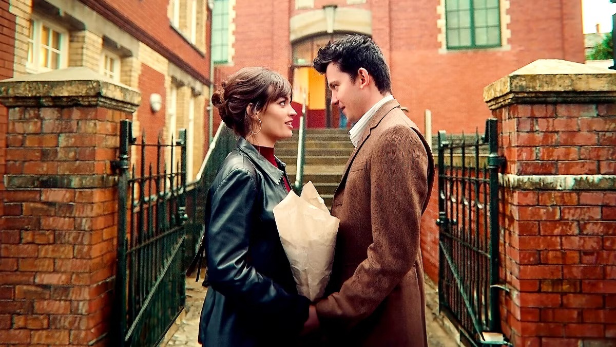 Xem phim Sex Education, tôi bỗng nhận ra yêu nhau đến mấy cũng chẳng thành nếu thiếu điều quan trọng này- Ảnh 1. Xem phim Sex Education, tôi bỗng nhận ra yêu nhau đến mấy cũng chẳng thành nếu thiếu điều quan trọng này- Ảnh 1.