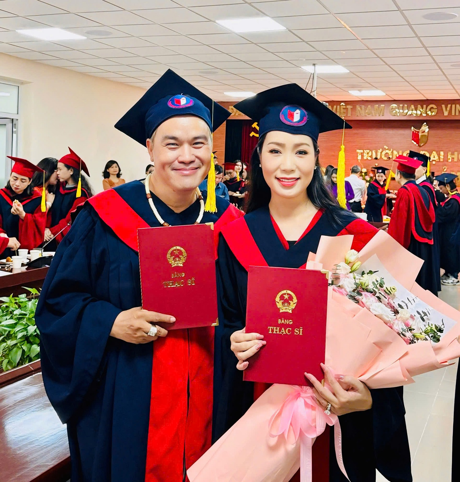 Nữ NSND là Phó Chủ tịch, vừa đỗ lớp Tiến sĩ: Hôn nhân viên mãn, 54 tuổi vẫn trẻ trung, body quyến rũ- Ảnh 7. Nữ NSND là Phó Chủ tịch, vừa đỗ lớp Tiến sĩ: Hôn nhân viên mãn, 54 tuổi vẫn trẻ trung, body quyến rũ- Ảnh 7.