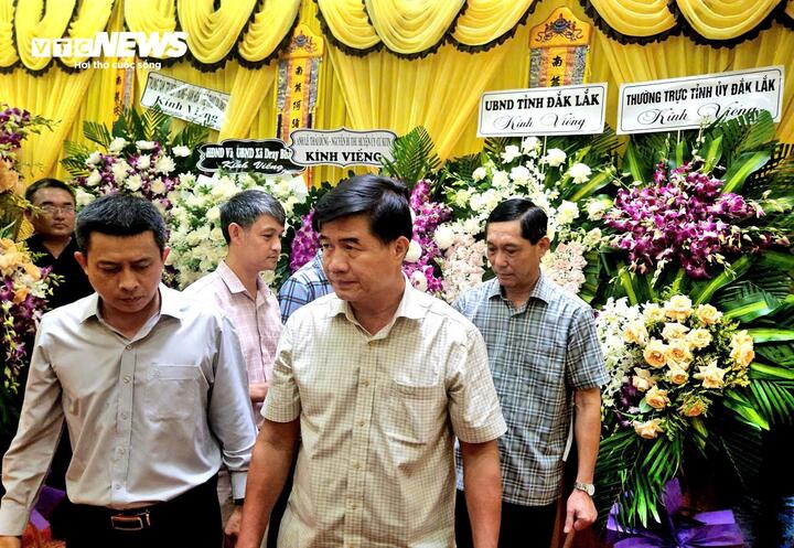 Mẹ Chủ tịch xã ở Đắk Lắk bị ô tô tông chết nghẹn ngào trong tang lễ con trai- Ảnh 2.