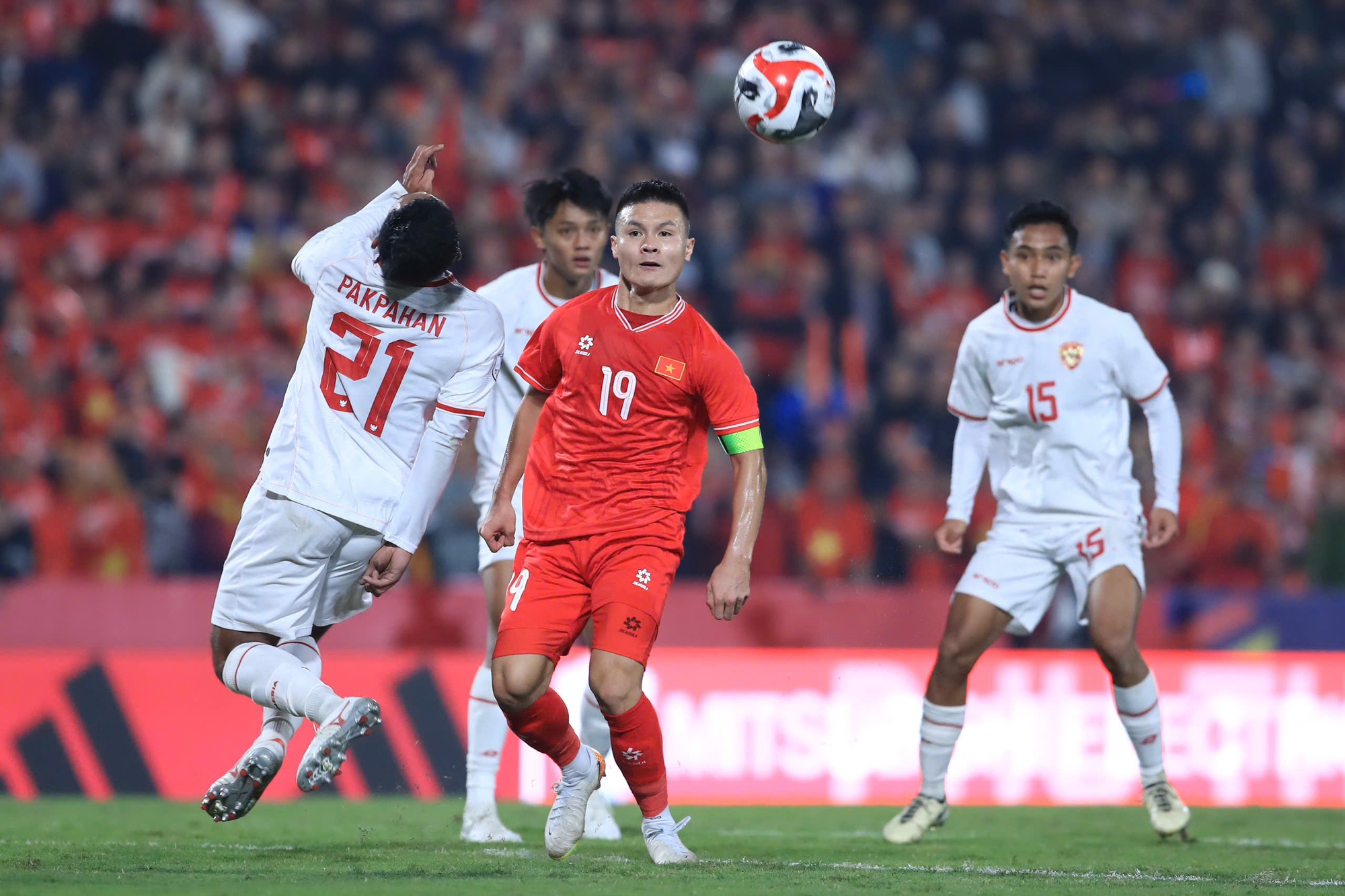 HLV Kim Sang-sik đón tin xấu, người hùng AFF Cup rút lui vào phút chót- Ảnh 1.
