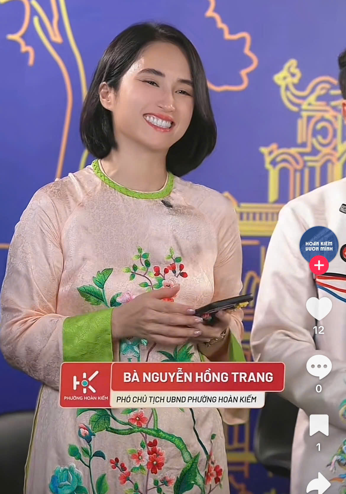 Gây bão TikTok: Cục trưởng Cục QLTT lần đầu xuất hiện trên livestream cùng KOL Hoa hậu Vỉa hè trải nghiệm bánh Trung thu- Ảnh 2. Gây bão TikTok: Cục trưởng Cục QLTT lần đầu xuất hiện trên livestream cùng KOL Hoa hậu Vỉa hè trải nghiệm bánh Trung thu- Ảnh 2.