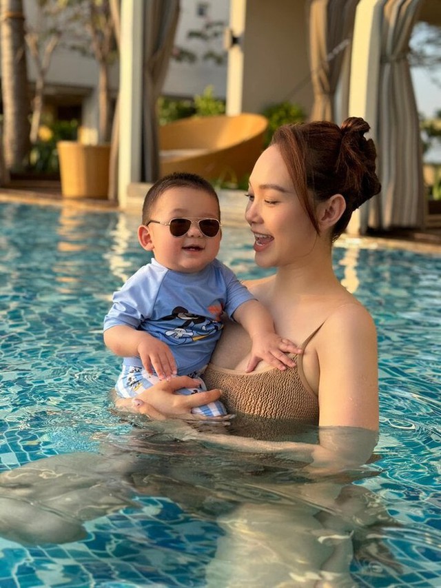 "Hot kid" mới của Vbiz: Mẹ là diễn viên hạng A, ba là doanh nhân gia thế khủng, xinh yêu thế này bảo sao không gây sốt?- Ảnh 4. "Hot kid" mới của Vbiz: Mẹ là diễn viên hạng A, ba là doanh nhân gia thế khủng, xinh yêu thế này bảo sao không gây sốt?- Ảnh 4.