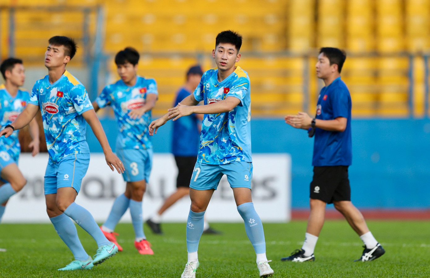 Ba cầu thủ phải tập riêng trong buổi tập đầu tiên của tuyển Việt Nam- Ảnh 7.