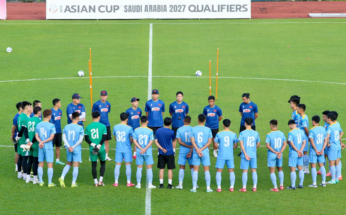 Ba cầu thủ phải tập riêng trong buổi tập đầu tiên của tuyển Việt Nam- Ảnh 1.