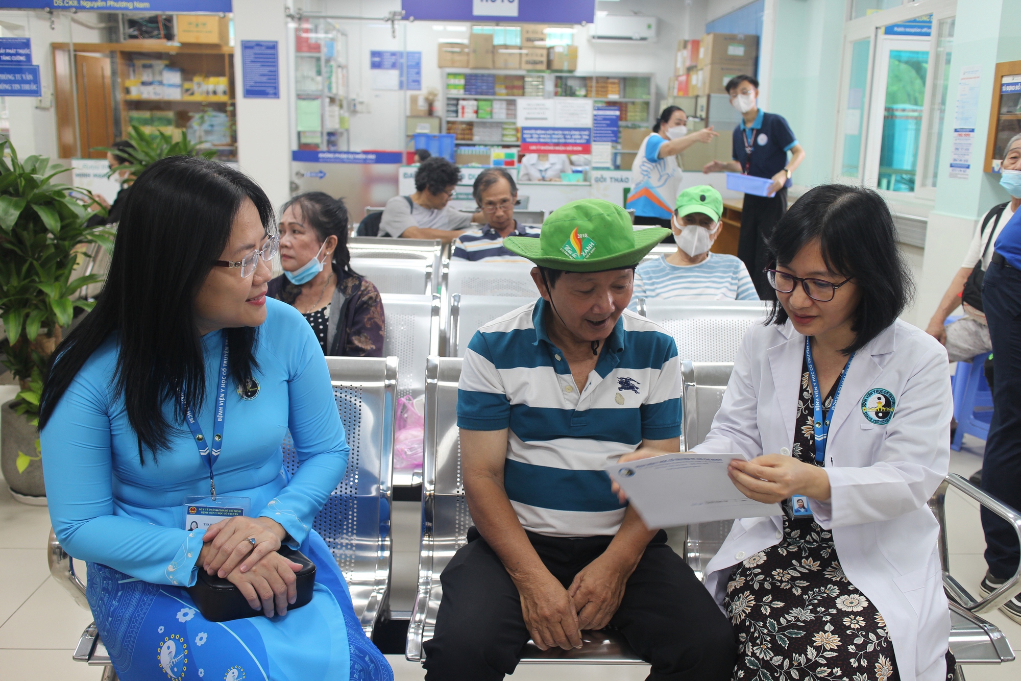 Người Cao Tuổi Ở Tp Hcm Phấn Khởi Vì Được Khám Bệnh, Tặng Thẻ Bhyt- Ảnh 4. Người Cao Tuổi Ở Tp Hcm Phấn Khởi Vì Được Khám Bệnh, Tặng Thẻ Bhyt- Ảnh 4.