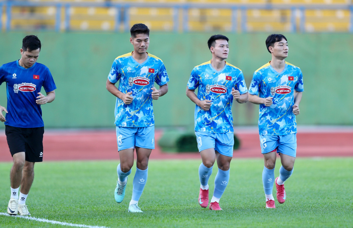 Ba cầu thủ phải tập riêng trong buổi tập đầu tiên của tuyển Việt Nam- Ảnh 4.