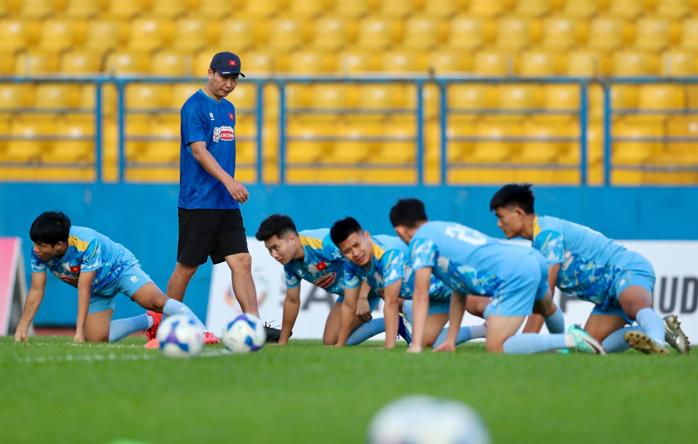 Ba cầu thủ phải tập riêng trong buổi tập đầu tiên của tuyển Việt Nam- Ảnh 13.