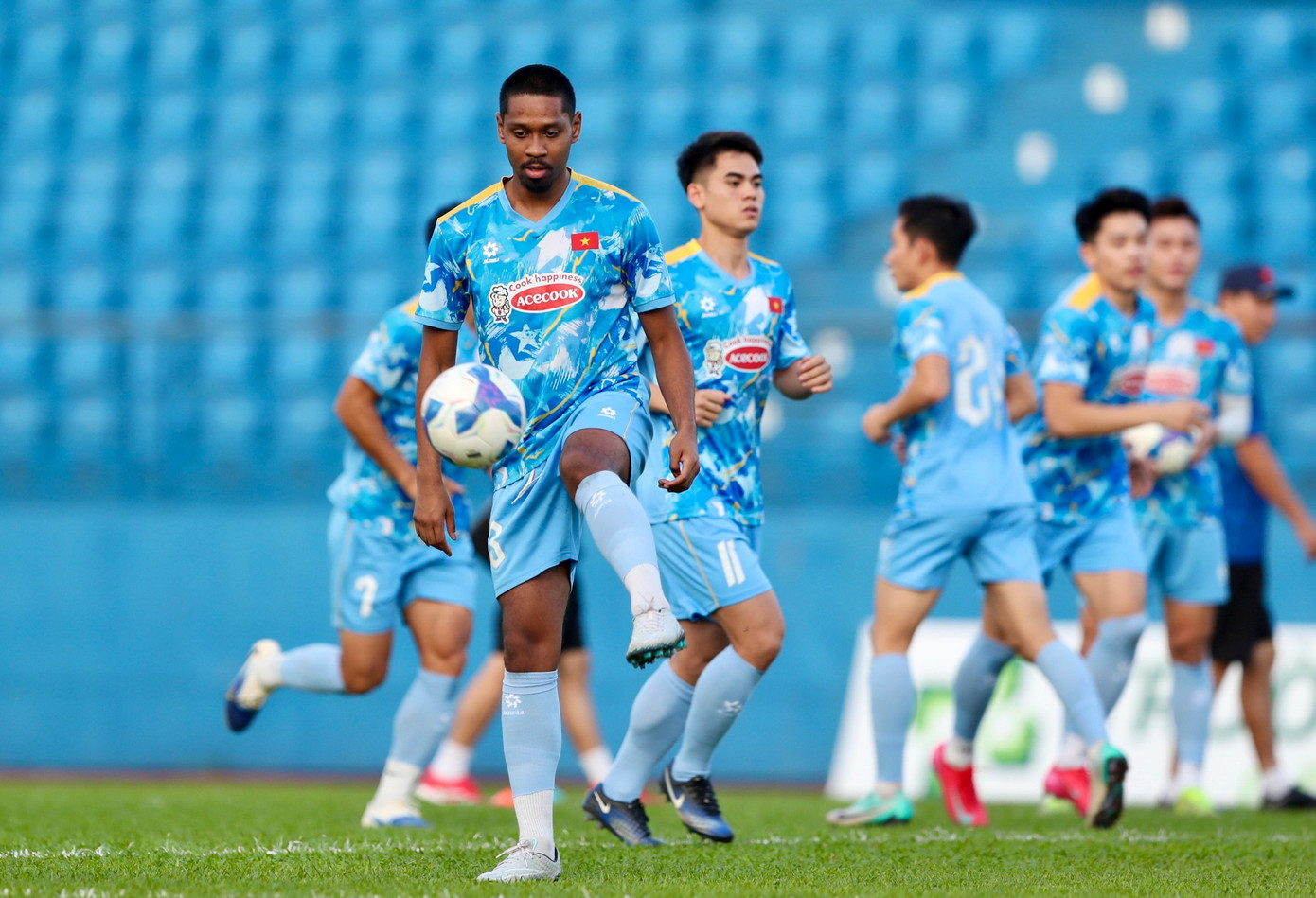 Ba cầu thủ phải tập riêng trong buổi tập đầu tiên của tuyển Việt Nam- Ảnh 2.