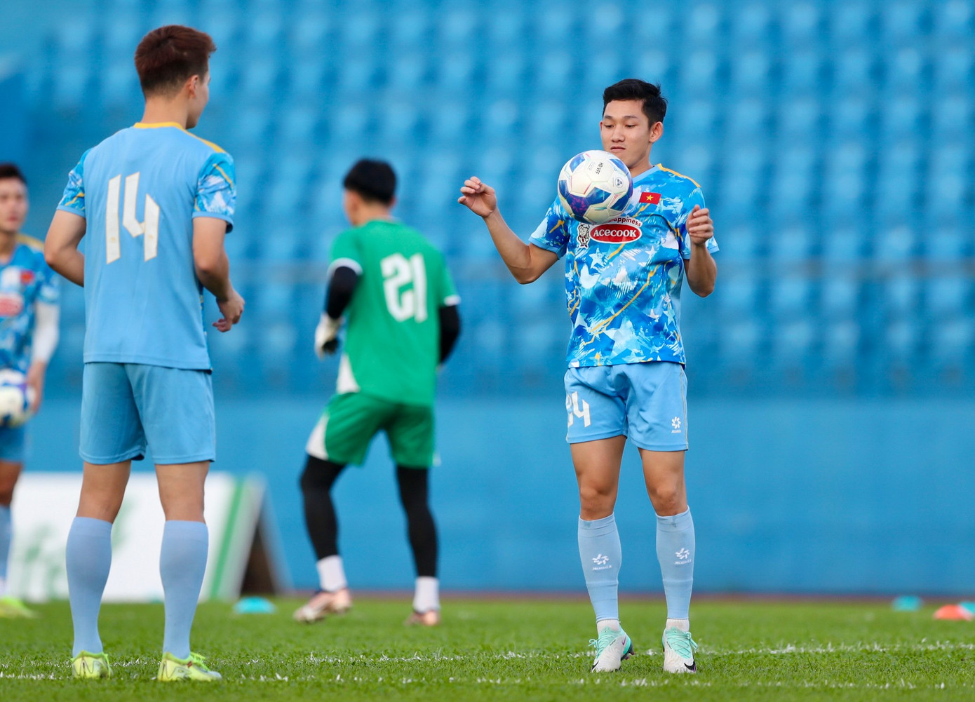 Ba cầu thủ phải tập riêng trong buổi tập đầu tiên của tuyển Việt Nam- Ảnh 10.