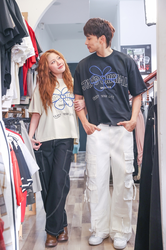 Tóm dính cặp đôi Vbiz công khai ôm ấp dưới mưa, đẹp đôi thế này ngôn tình chưa chắc viết nổi- Ảnh 7. Tóm dính cặp đôi Vbiz công khai ôm ấp dưới mưa, đẹp đôi thế này ngôn tình chưa chắc viết nổi- Ảnh 7.