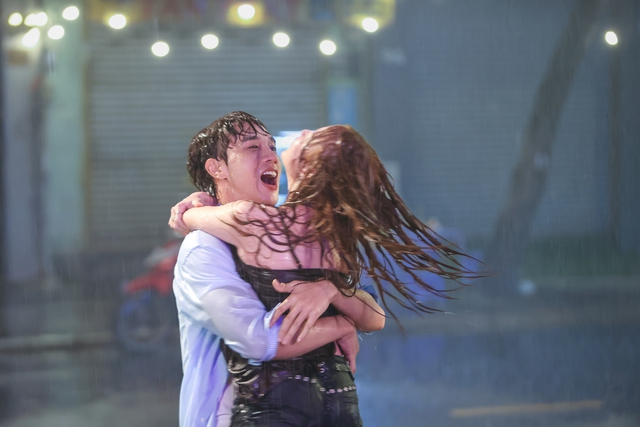 Tóm dính cặp đôi Vbiz công khai ôm ấp dưới mưa, đẹp đôi thế này ngôn tình chưa chắc viết nổi- Ảnh 5. Tóm dính cặp đôi Vbiz công khai ôm ấp dưới mưa, đẹp đôi thế này ngôn tình chưa chắc viết nổi- Ảnh 5.