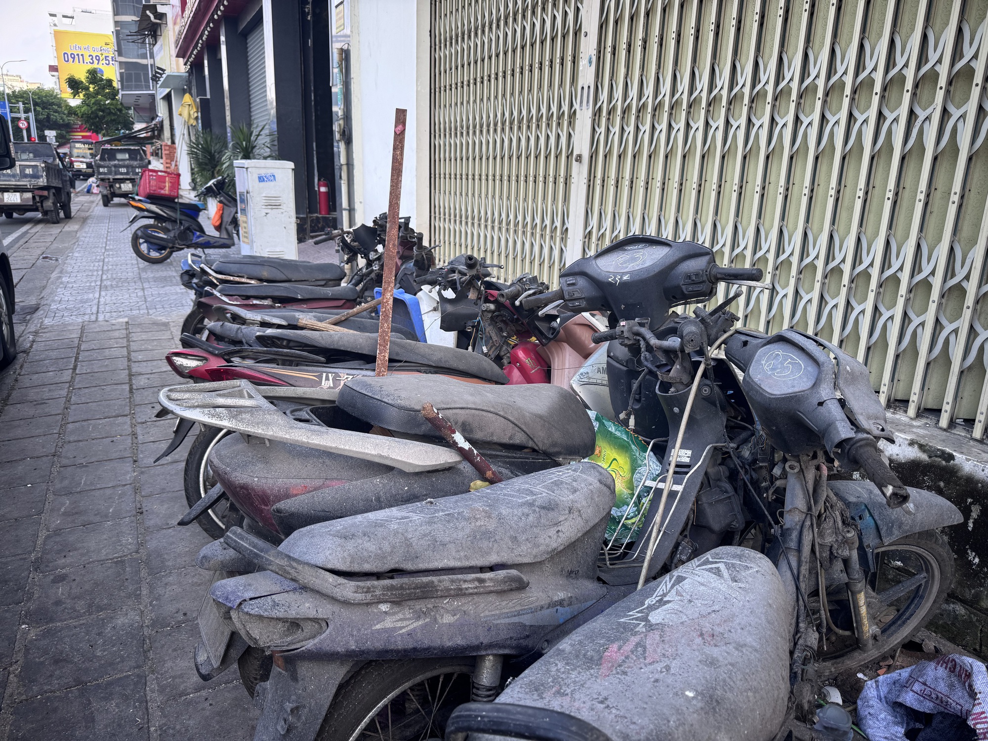 Hàng triệu xe máy cũ kỹ, nhả khói đen mù mịt khắp đường phố: Cấm hay phạt tiền?- Ảnh 1. Hàng triệu xe máy cũ kỹ, nhả khói đen mù mịt khắp đường phố: Cấm hay phạt tiền?- Ảnh 1.