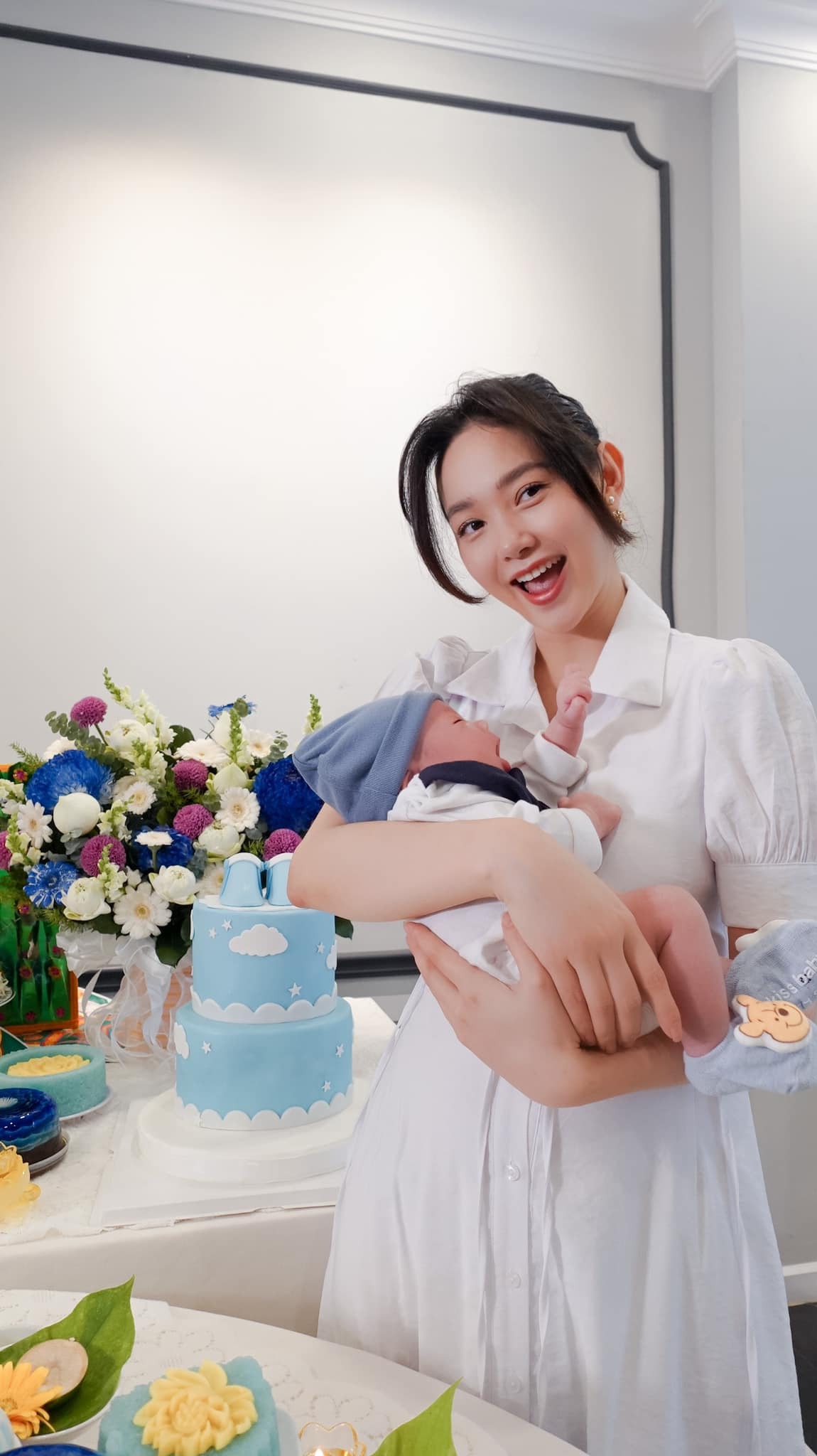 "Hot kid" mới của Vbiz: Mẹ là diễn viên hạng A, ba là doanh nhân gia thế khủng, xinh yêu thế này bảo sao không gây sốt?- Ảnh 2. "Hot kid" mới của Vbiz: Mẹ là diễn viên hạng A, ba là doanh nhân gia thế khủng, xinh yêu thế này bảo sao không gây sốt?- Ảnh 2.
