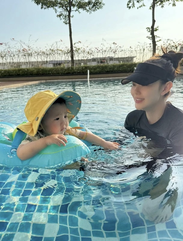 "Hot kid" mới của Vbiz: Mẹ là diễn viên hạng A, ba là doanh nhân gia thế khủng, xinh yêu thế này bảo sao không gây sốt?- Ảnh 3. "Hot kid" mới của Vbiz: Mẹ là diễn viên hạng A, ba là doanh nhân gia thế khủng, xinh yêu thế này bảo sao không gây sốt?- Ảnh 3.