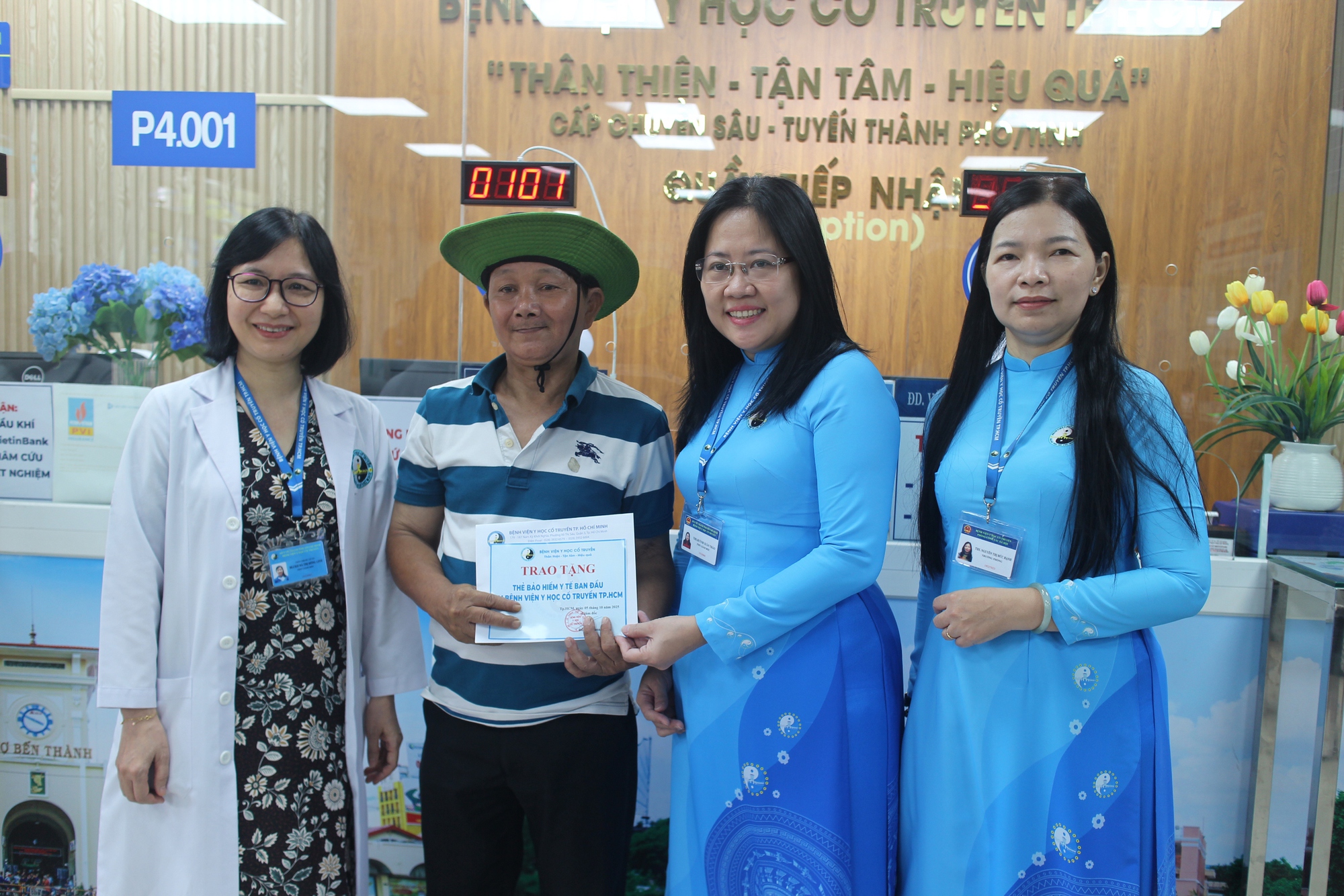 Người Cao Tuổi Ở Tp Hcm Phấn Khởi Vì Được Khám Bệnh, Tặng Thẻ Bhyt- Ảnh 3. Người Cao Tuổi Ở Tp Hcm Phấn Khởi Vì Được Khám Bệnh, Tặng Thẻ Bhyt- Ảnh 3.