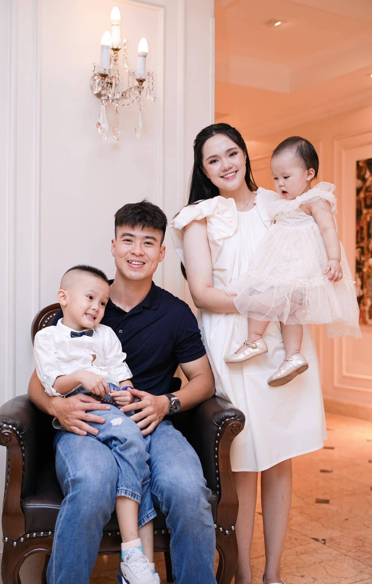 Vợ Duy Mạnh mặc gì thế này!- Ảnh 3. Vợ Duy Mạnh mặc gì thế này!- Ảnh 3.