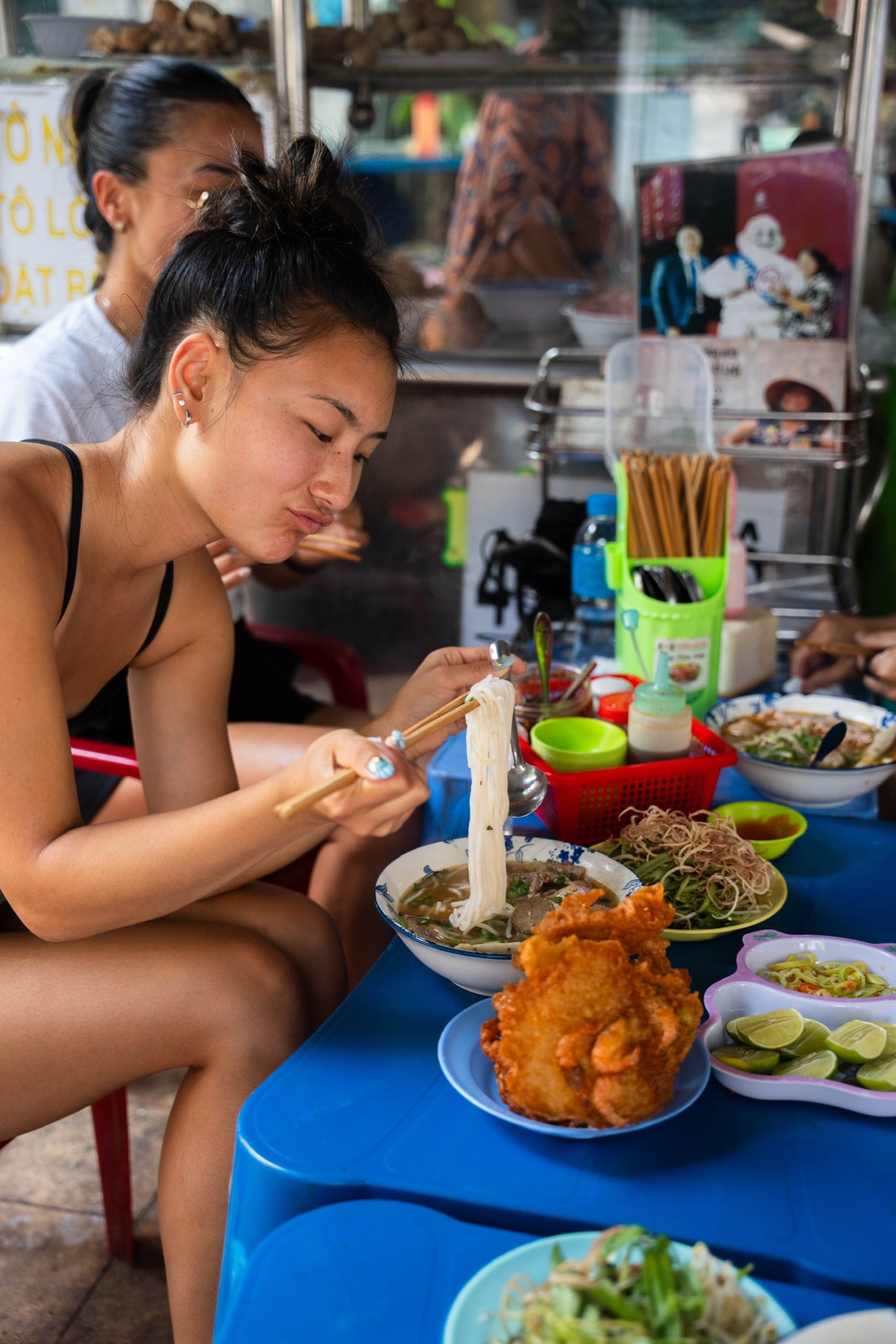 Alix Trương l&agrave; ai m&agrave; hot đ&ugrave;ng đ&ugrave;ng, xả loạt ảnh ở Việt Nam to&agrave;n thấy đ&aacute;nh pickleball v&agrave; ăn b&aacute;nh m&igrave;?- Ảnh 9.