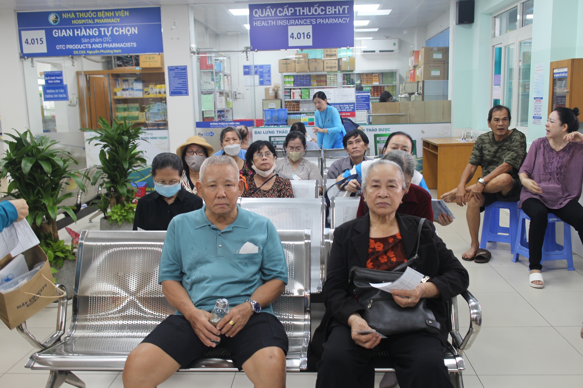 Người Cao Tuổi Ở Tp Hcm Phấn Khởi Vì Được Khám Bệnh, Tặng Thẻ Bhyt- Ảnh 2. Người Cao Tuổi Ở Tp Hcm Phấn Khởi Vì Được Khám Bệnh, Tặng Thẻ Bhyt- Ảnh 2.