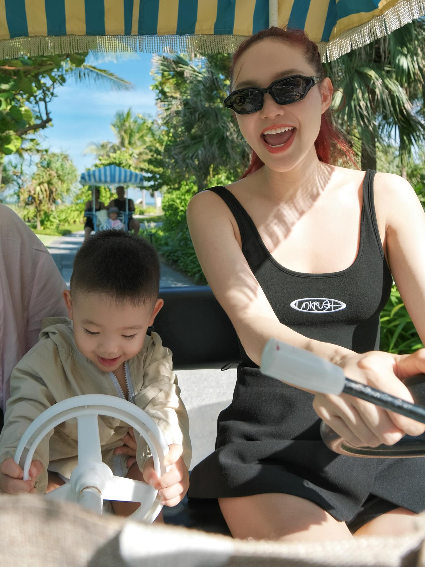 "Hot kid" mới của Vbiz: Mẹ là diễn viên hạng A, ba là doanh nhân gia thế khủng, xinh yêu thế này bảo sao không gây sốt?- Ảnh 9. "Hot kid" mới của Vbiz: Mẹ là diễn viên hạng A, ba là doanh nhân gia thế khủng, xinh yêu thế này bảo sao không gây sốt?- Ảnh 9.