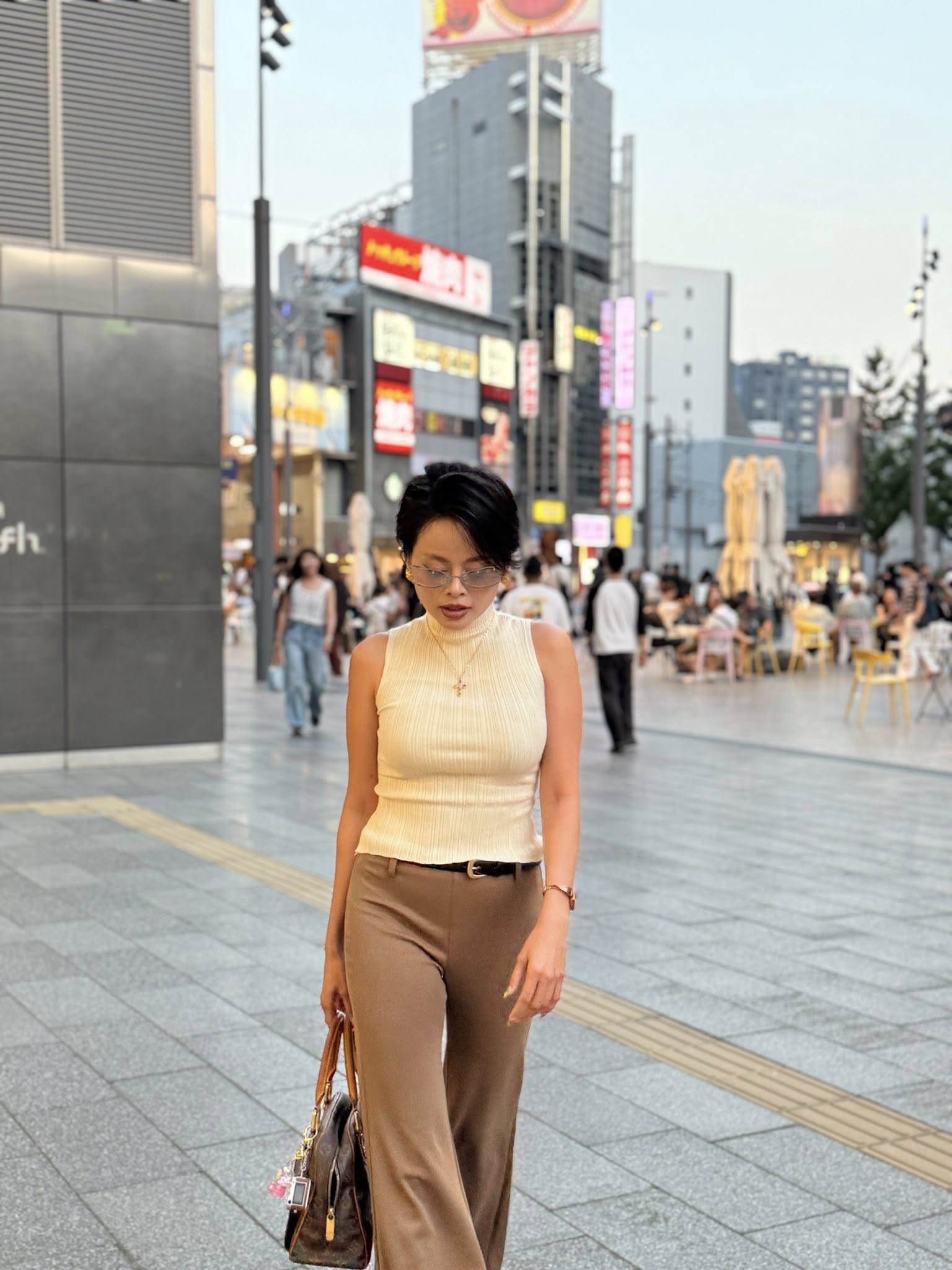 T&yacute; Nị miền T&acirc;y lấy chồng Nhật sống sang chảnh, "mỏ hỗn" kh&eacute;t tiếng được gọi &ldquo;tứ trụ Việt kiều&rdquo; l&agrave; ai?- Ảnh 9.