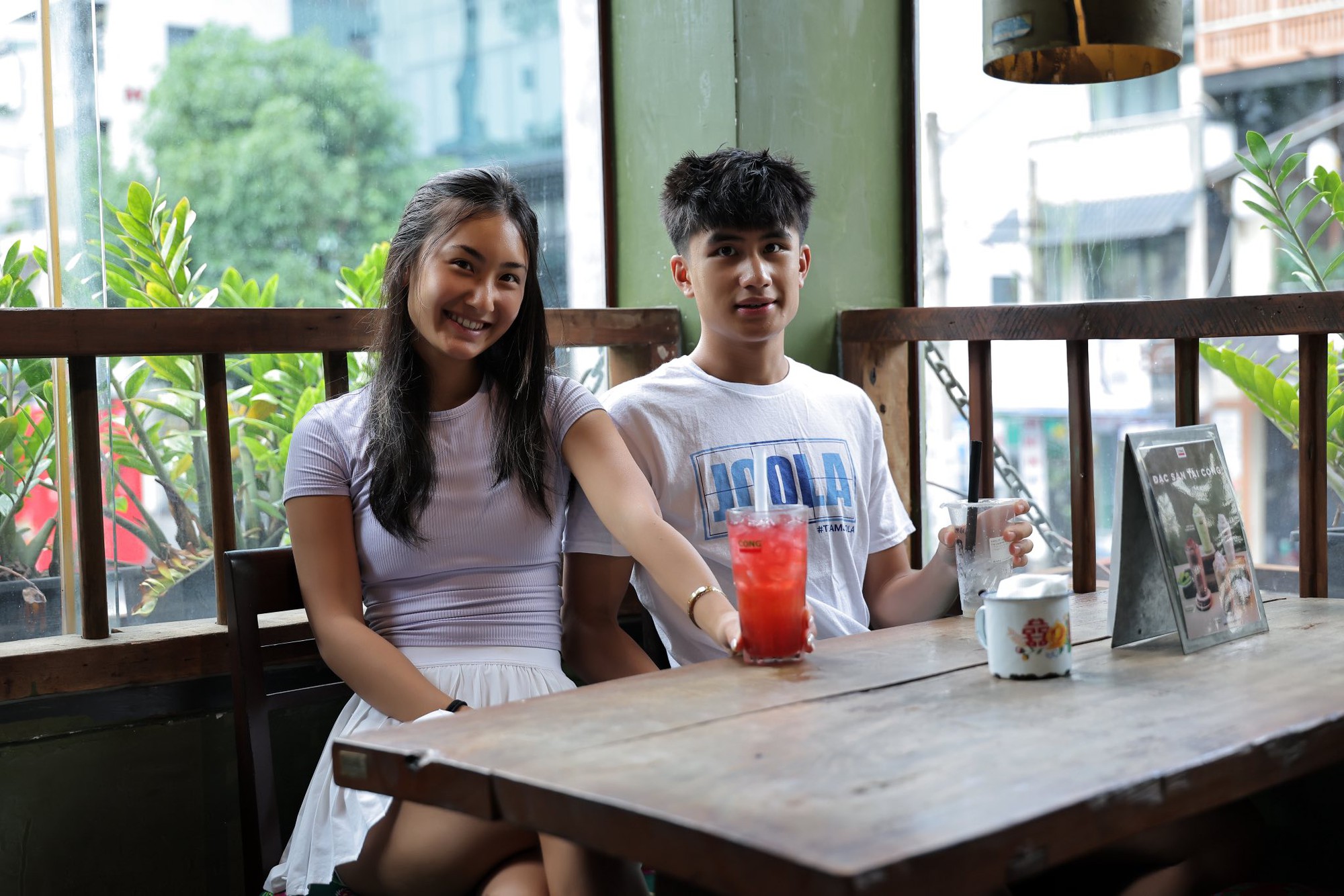 Alix Trương l&agrave; ai m&agrave; hot đ&ugrave;ng đ&ugrave;ng, xả loạt ảnh ở Việt Nam to&agrave;n thấy đ&aacute;nh pickleball v&agrave; ăn b&aacute;nh m&igrave;?- Ảnh 10.