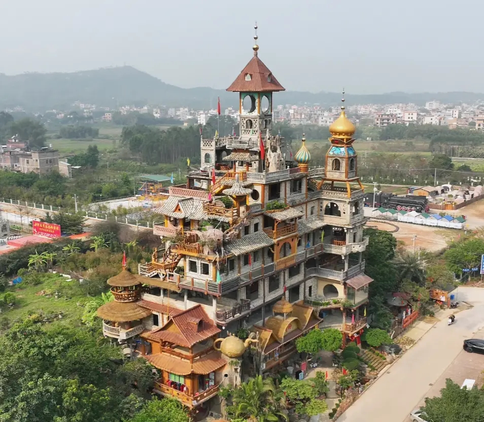 B&ecirc;n trong "biệt thự đi&ecirc;n" 51 tỷ, cao 30m, x&acirc;y theo tr&iacute; tưởng tượng suốt 10 năm của một n&ocirc;ng d&acirc;n Trung Quốc- Ảnh 5.