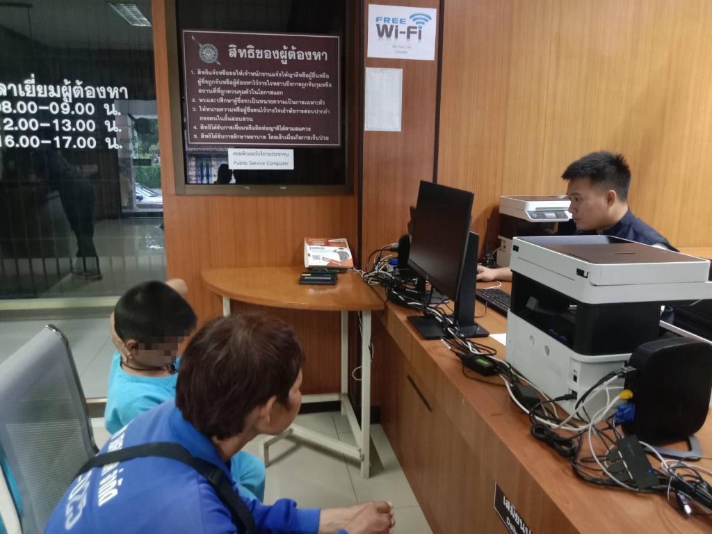 Bé trai 7 tuổi bị cô giáo dùng thước sắt đánh 14 lần vì ăn một viên kẹo- Ảnh 2.