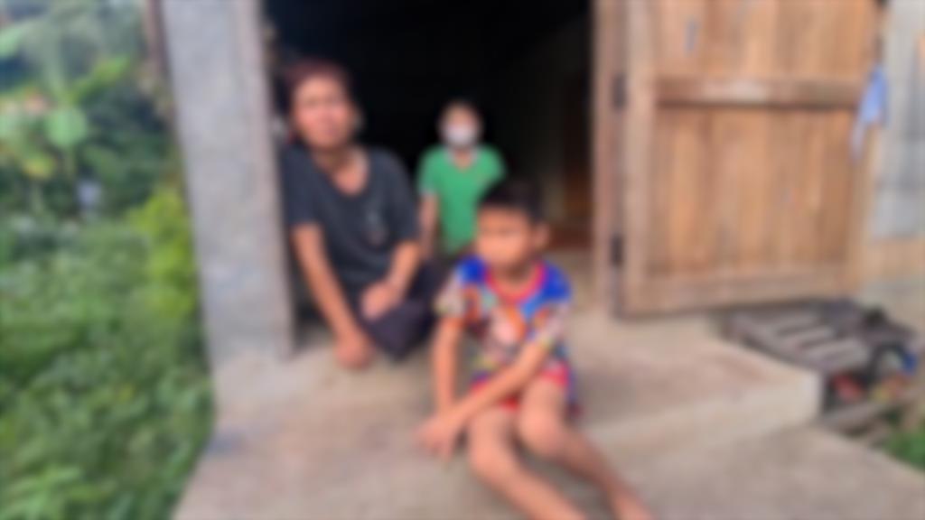 Bé trai 7 tuổi bị cô giáo dùng thước sắt đánh 14 lần vì ăn một viên kẹo- Ảnh 3.