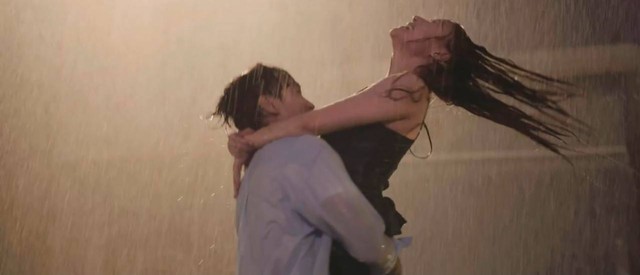 Tóm dính cặp đôi Vbiz công khai ôm ấp dưới mưa, đẹp đôi thế này ngôn tình chưa chắc viết nổi- Ảnh 3. Tóm dính cặp đôi Vbiz công khai ôm ấp dưới mưa, đẹp đôi thế này ngôn tình chưa chắc viết nổi- Ảnh 3.