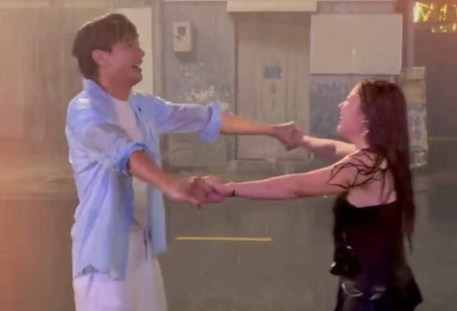 Tóm dính cặp đôi Vbiz công khai ôm ấp dưới mưa, đẹp đôi thế này ngôn tình chưa chắc viết nổi- Ảnh 2. Tóm dính cặp đôi Vbiz công khai ôm ấp dưới mưa, đẹp đôi thế này ngôn tình chưa chắc viết nổi- Ảnh 2.